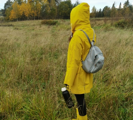на прогулке около дома